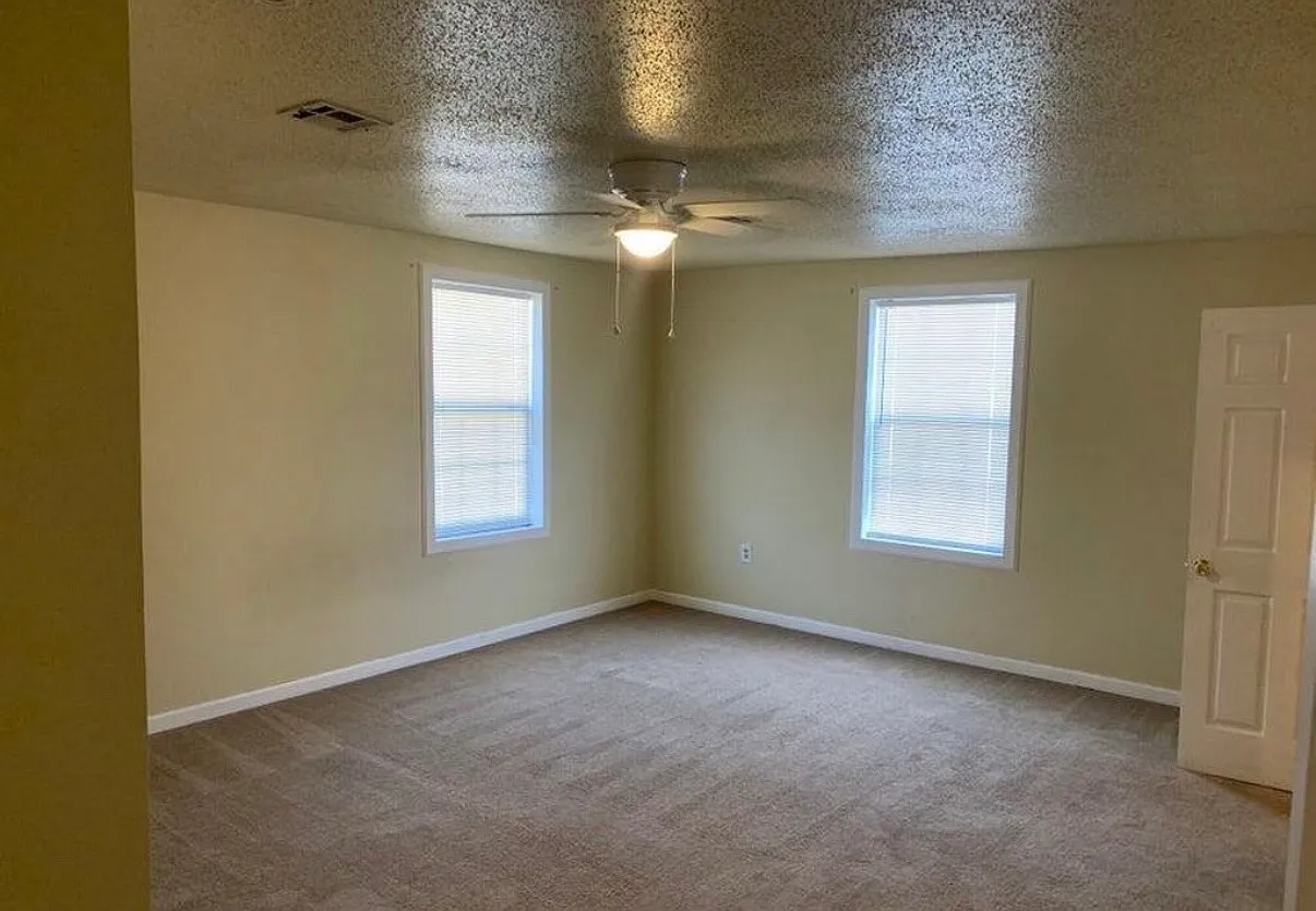 3 bed, 1.5 bath, 1500 sqft, $1,150 — Photo 3