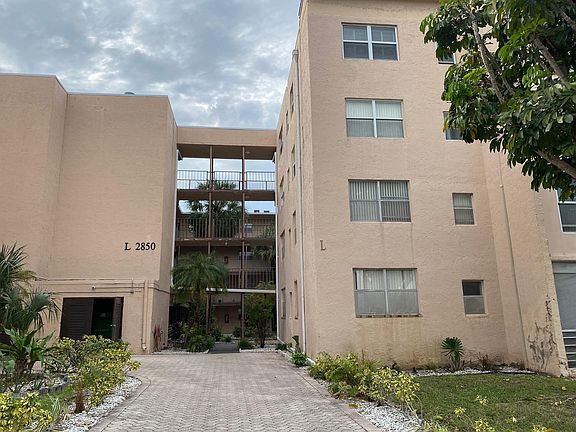 5th image of 2850 Somerset Dr APT 300L