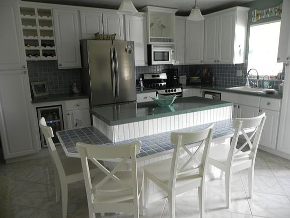 Kitchen w/ Island Eatery