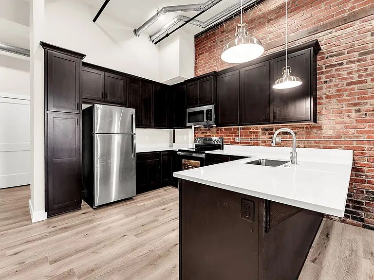 235 N Market Ave — Photo 28