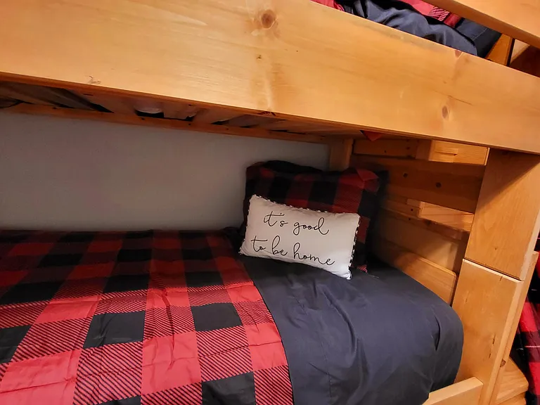 Second bedroom Bunkbeds with pull-out trundle, sleeps 3
