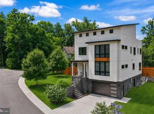924 28th St S, Arlington, VA 22202