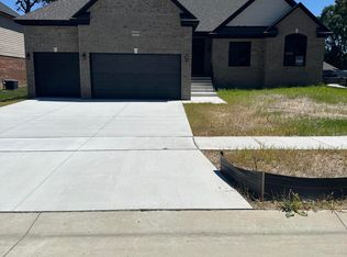 50402 Oakbrooke Dr, Chesterfield, MI 48047