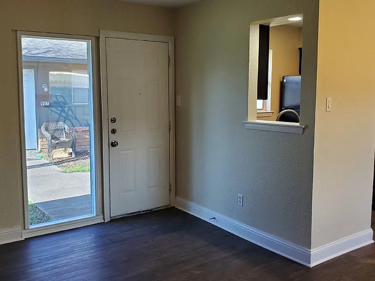 901 Redbird Dr — Photo 4