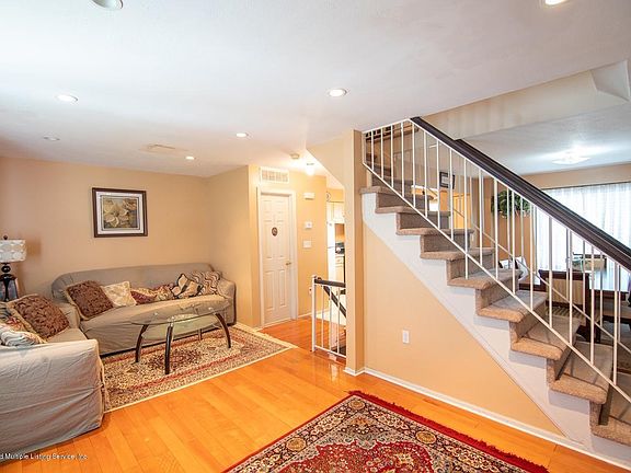 3rd image of 62 Bianca Ct