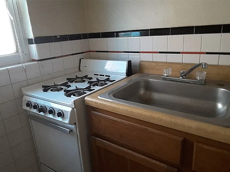 948 Ludlow Ave — Photo 2