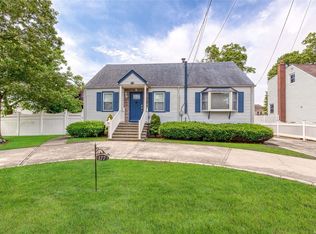 177 N Broome Ave, Lindenhurst, NY 11757