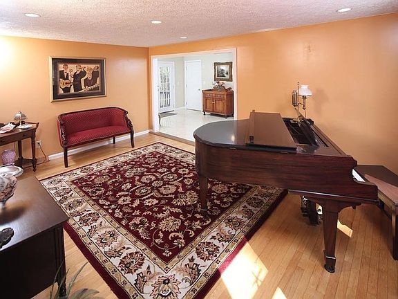 4th image of 34 Clifton Dr