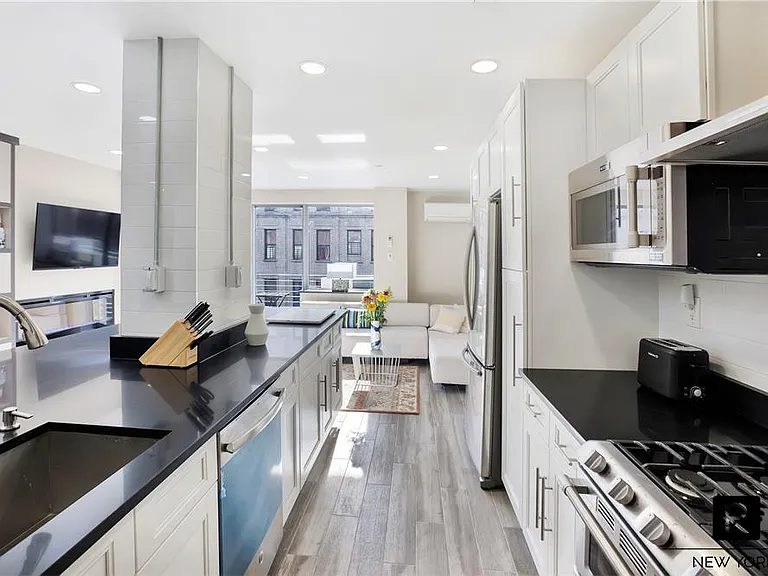 2360 Amsterdam Ave #R6A — Photo 3