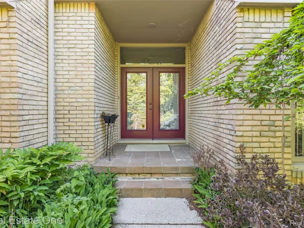 5000 Mirror Lake Ct #19, West Bloomfield, MI 48323