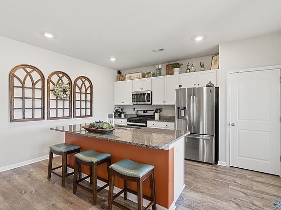 4th image of 121 Burlcrest Ct