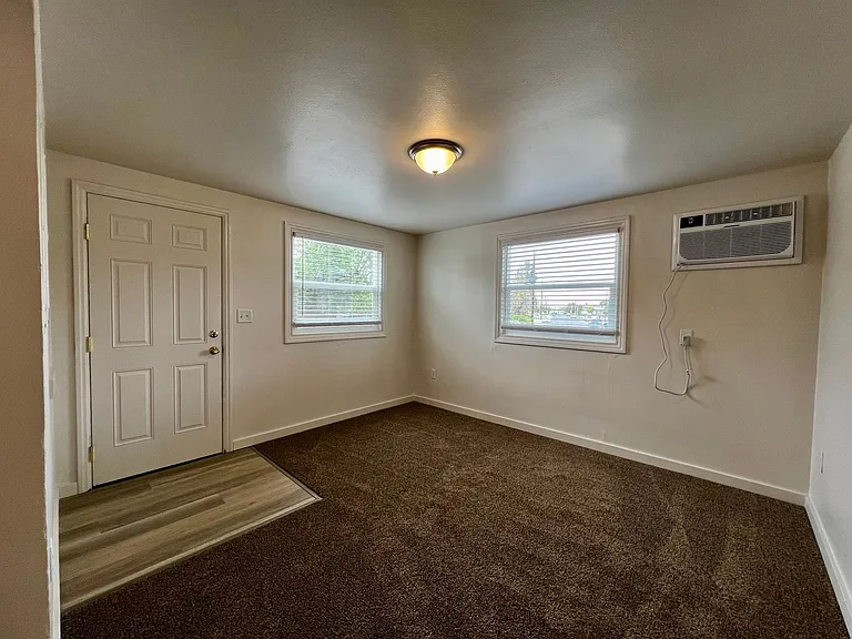 904 & 906 W Tieton Dr — Photo 2