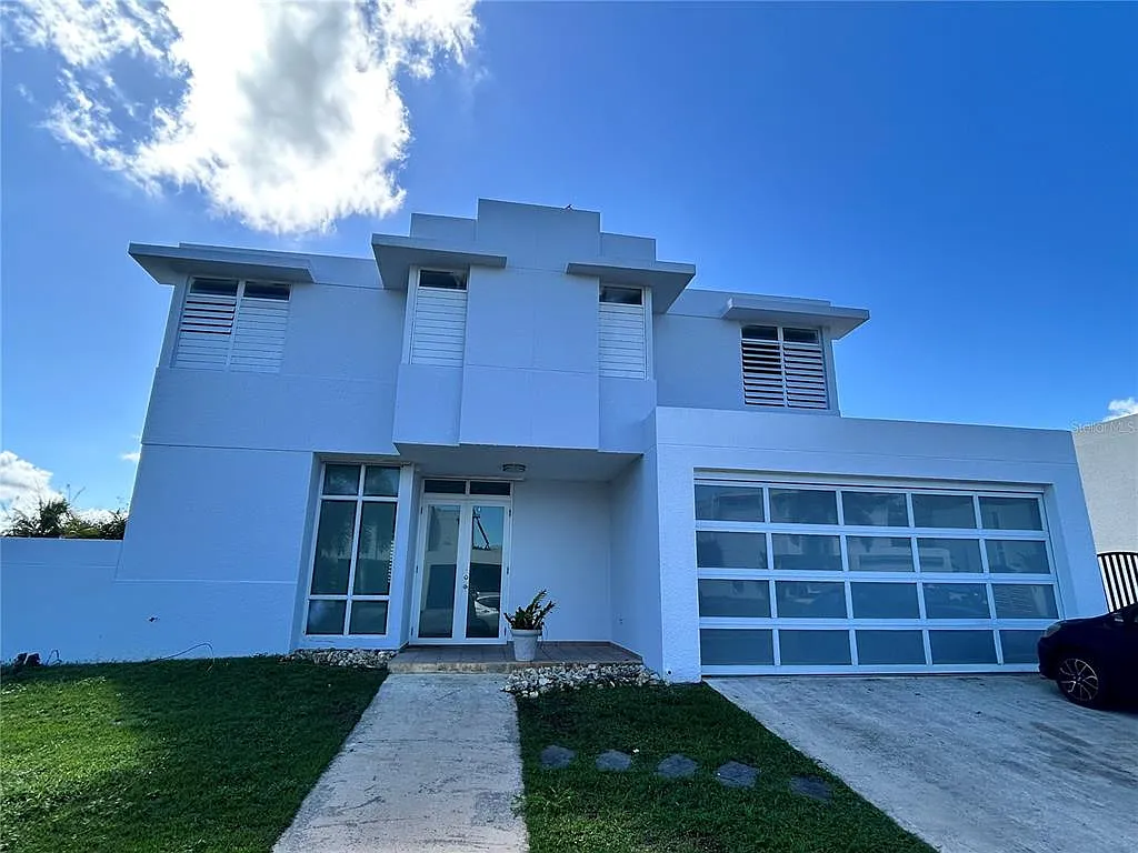 4 bed, 2.5 bath, 2667 sqft, $2,400 — Photo 2