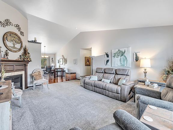 3rd image of 605 Pebblestone Cir