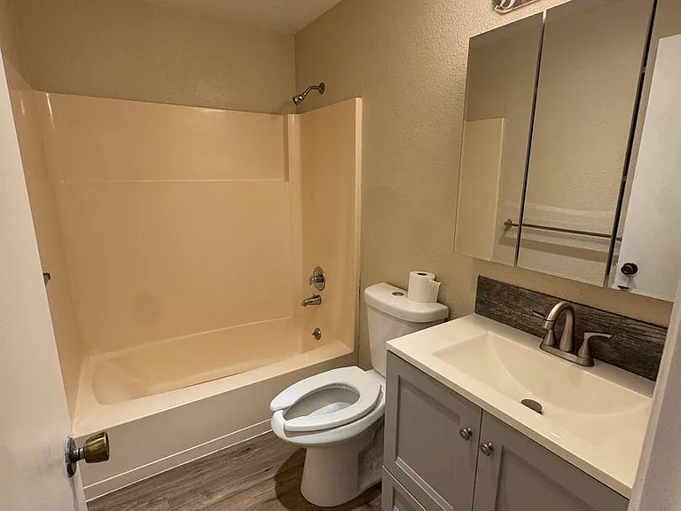 885 NE Sunset St #6 — Photo 13