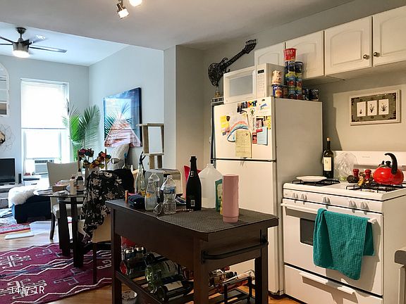2nd image of 1417 N Wood St APT 2R