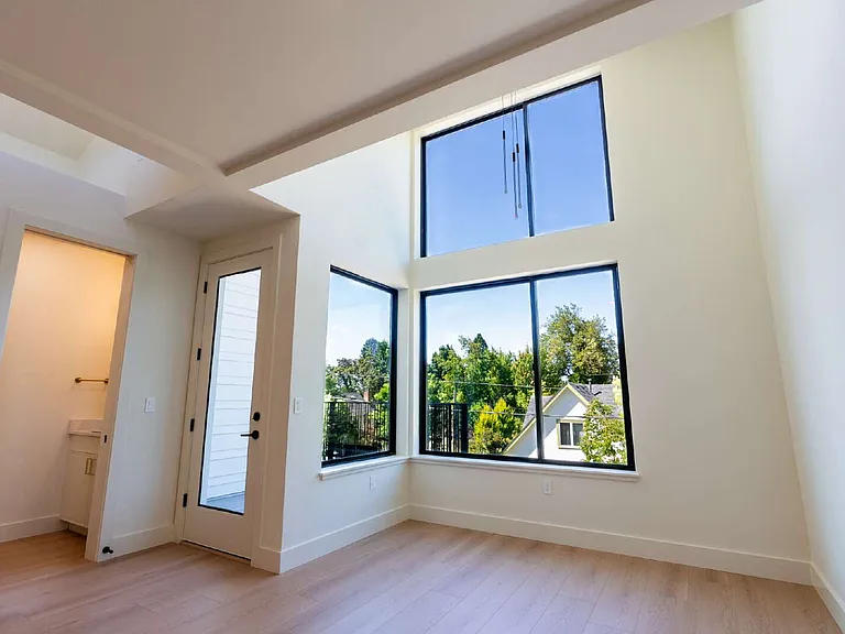 818 E 22nd Ave — Photo 5