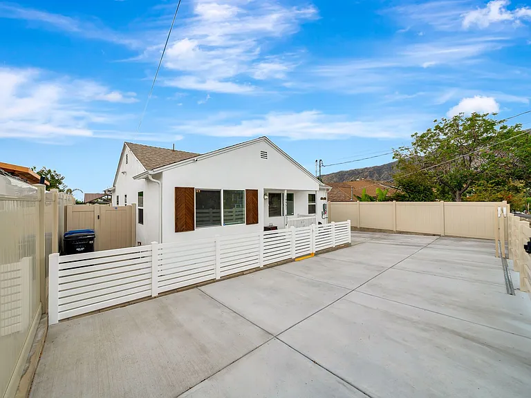 10951 Whitegate Ave — Photo 7