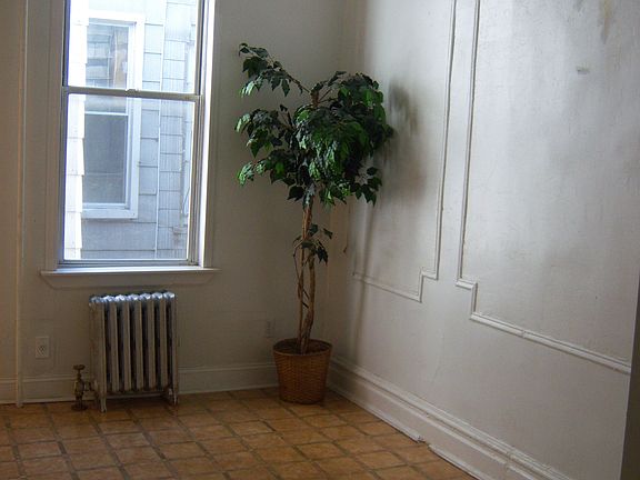 BEDROOM W/CLOSET / NATURAL LIGHT