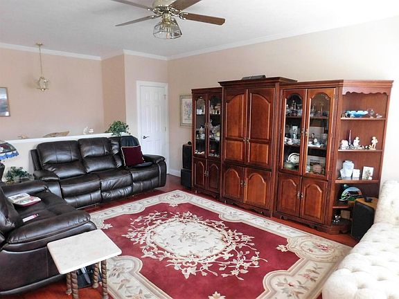 5th image of 10 Timmons Woods Dr