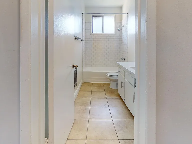 Stanley Gardens Apts - Spacious, Bright and Beatiful One Bedroom! CALL NOW! — Photo 12