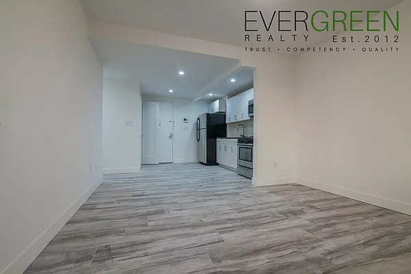 Rented by Evergreen Apartments BK | media 2