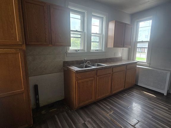 4th image of 935 S Queen St Rear 1