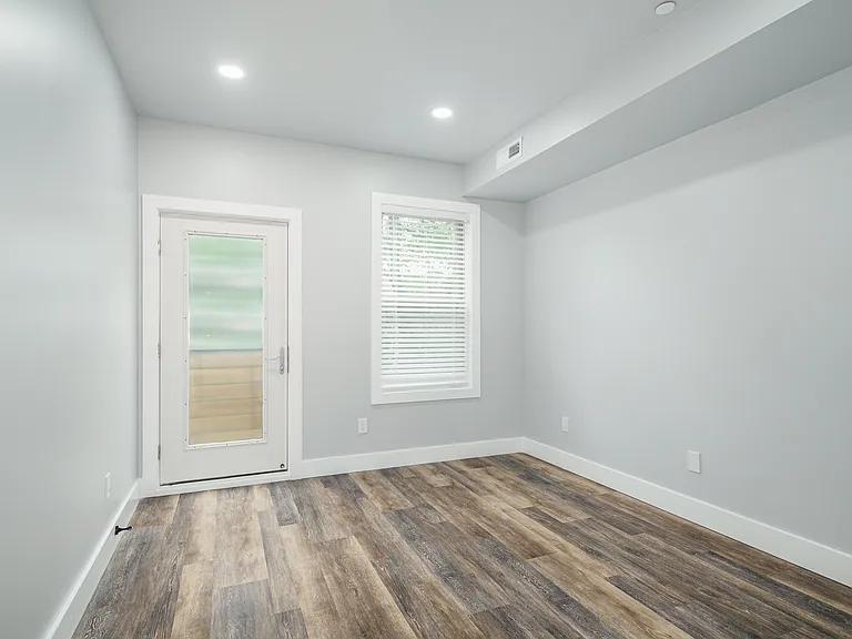 342 W Queen Ln #6 — Photo 12