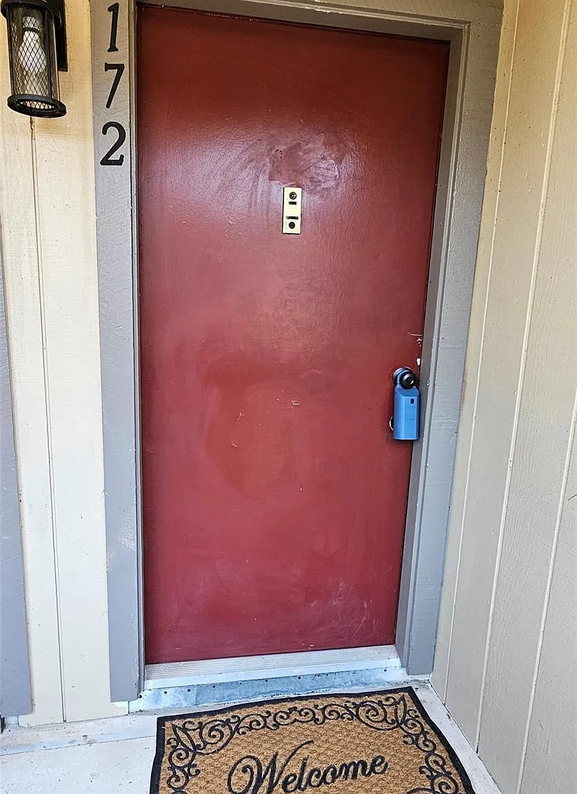 2 bed, 1.0 bath, 864 sqft, $1,250 — Photo 2