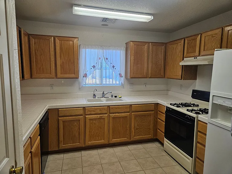2304 E Oleander Dr — Photo 4