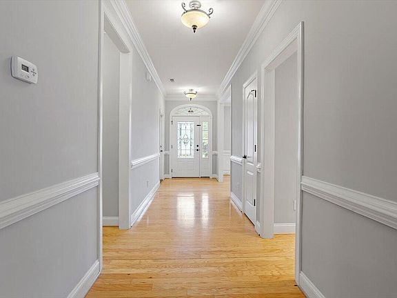 5th image of 224 Shady Hollow Ln