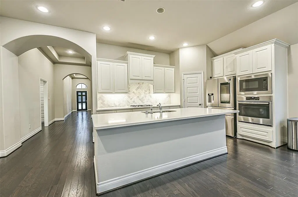 3 bed, 2.0 bath, 2465 sqft, $3,190 — Photo 4