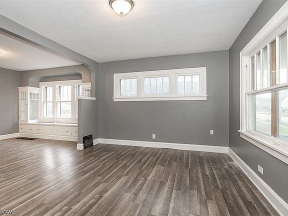 4th image of 7915 Vineyard Ave