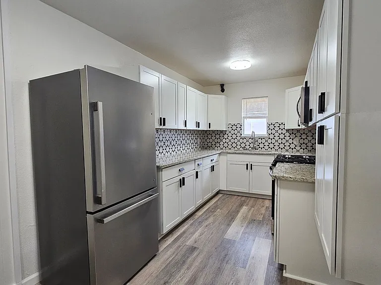 2420 Louise St — Photo 25