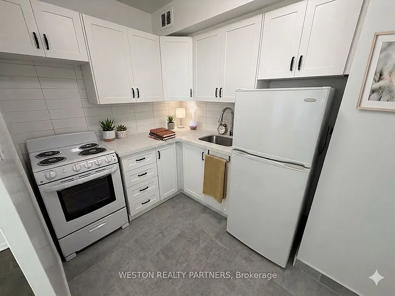 171 Erskine Ave #502 — Photo 1