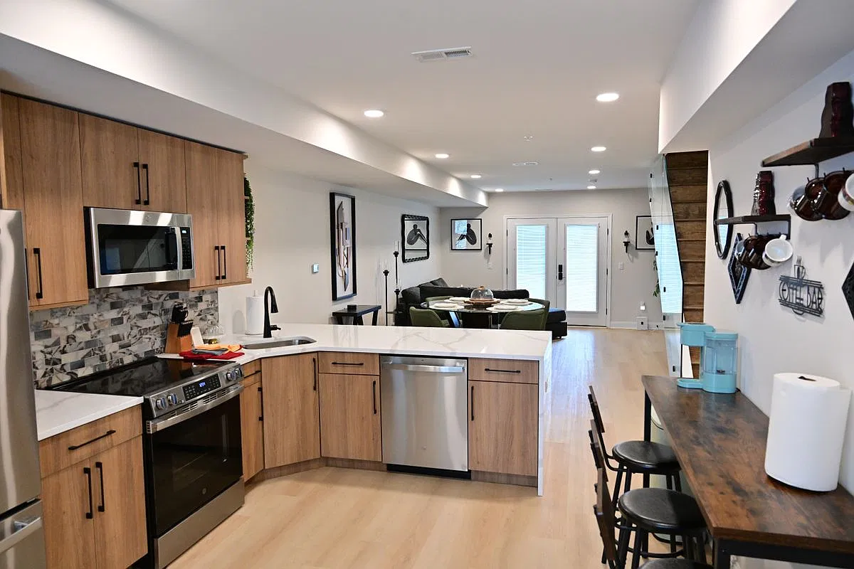 2 bed, 2.0 bath, 1100 sqft, $3,300 — Photo 2