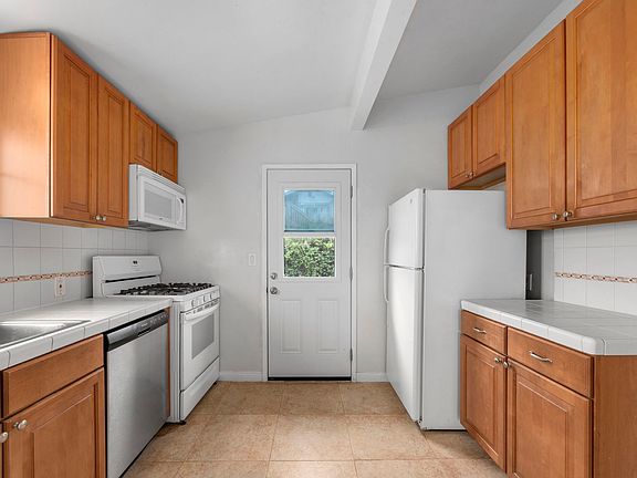 3rd image of 1510 Manhattan Beach Blvd APT D