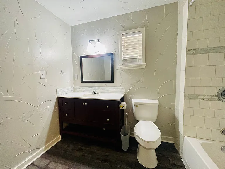 718 W College St — Photo 11