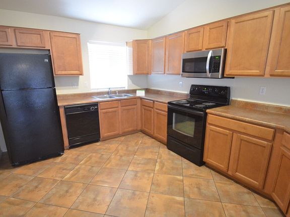 3rd image of 4027 E La Salle St