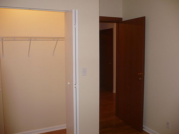 4th image of 6419 N Greenview Ave APT 2N