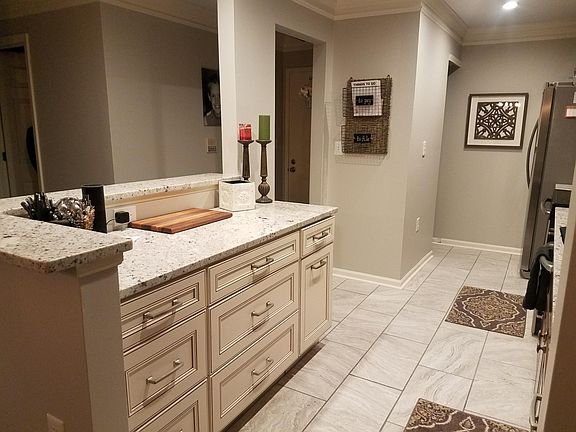 Kitchen Island that opens up to the family and dining areas.