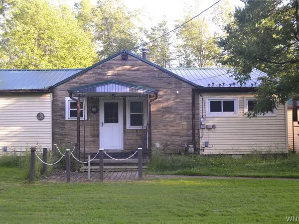 9404 Peach St, Angola, NY 14006