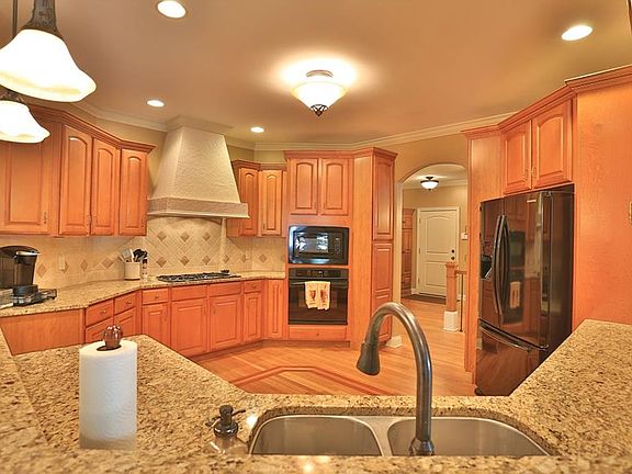 4th image of 13616 Fairwood Dr