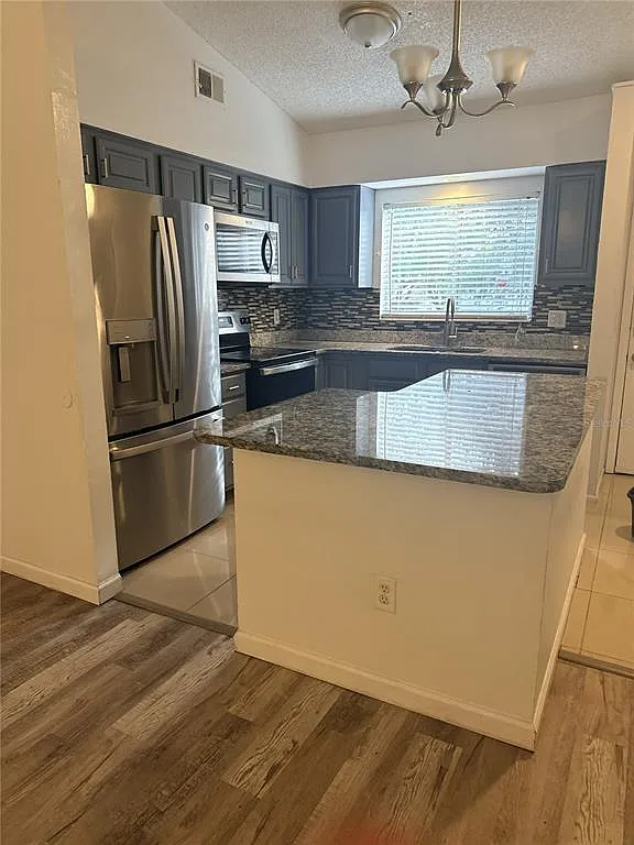 3 bed, 2.0 bath, 1113 sqft, $2,150 — Photo 2