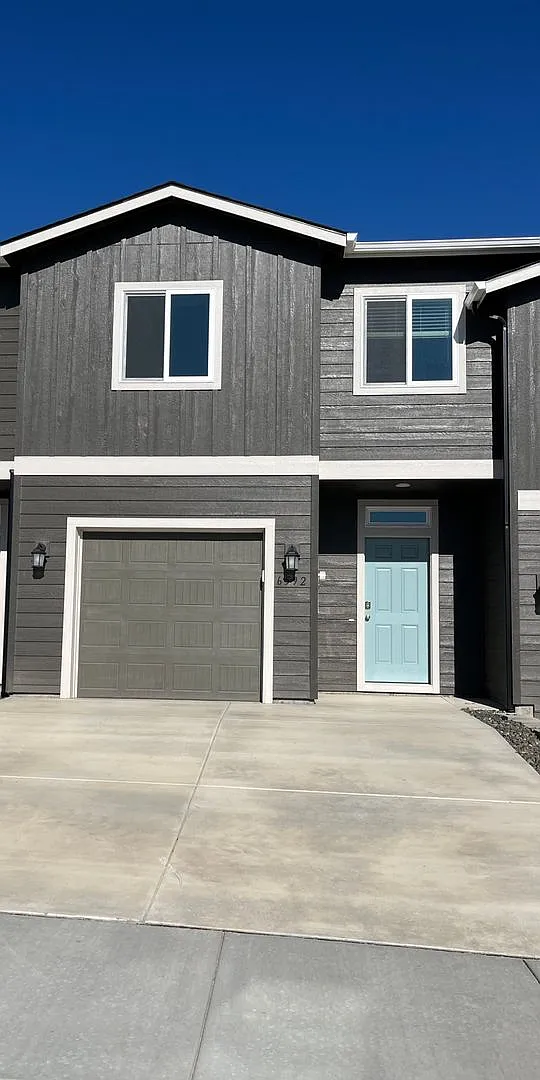 Town Home for Rent! — Photo 1