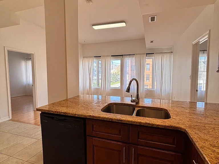 130 Wellington St N #201 — Photo 5