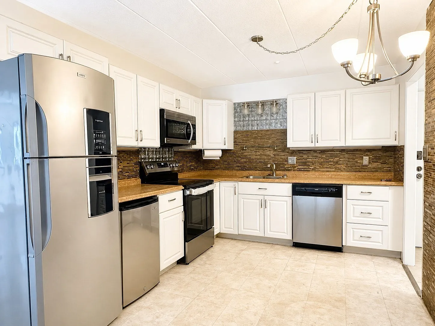2 bed, 1.5 bath, 880 sqft, $2,300 — Photo 1