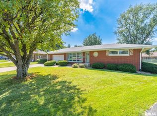 1709 Saint Clair Dr, Pekin, IL 61554