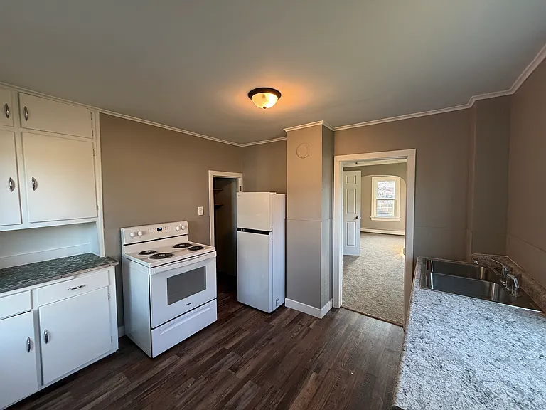 314 S Lake St #B — Photo 1