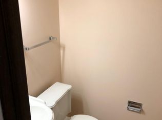 304 Creekside Dr, Vernon Hills, IL 60061